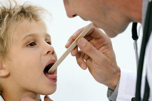 der Arzt untersucht den Hals eines Kindes mit Psoriasis